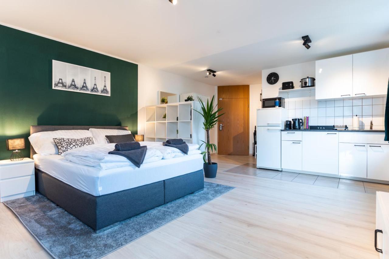 Mercedes I Stuttgart I Kitchen I Home Office I Parkplatz Böblingen Exteriör bild